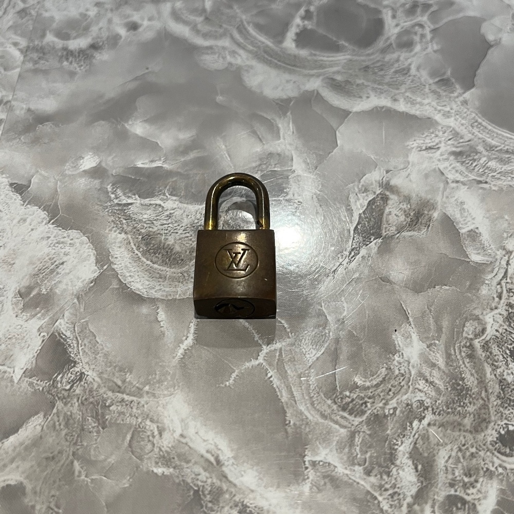 Louis Vuitton old style lock no key 229